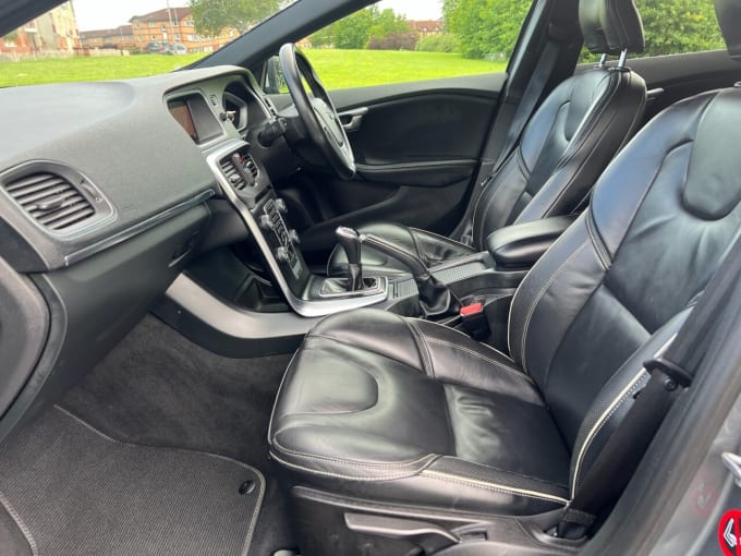2025 Volvo V40