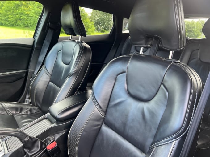 2025 Volvo V40