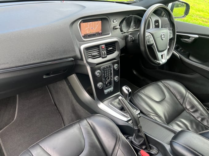 2025 Volvo V40