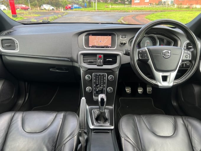2025 Volvo V40