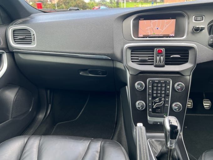 2025 Volvo V40