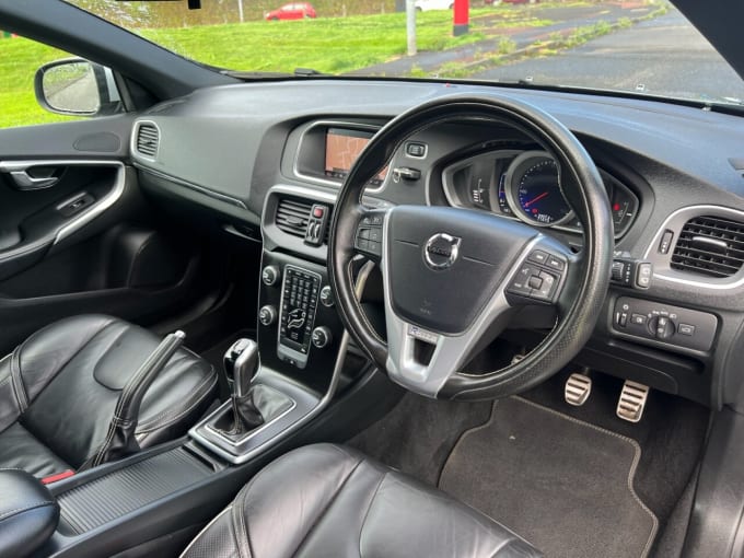 2025 Volvo V40