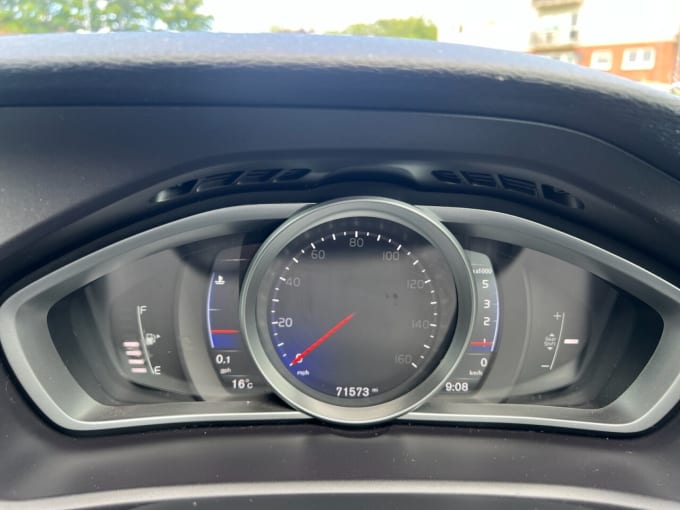2025 Volvo V40