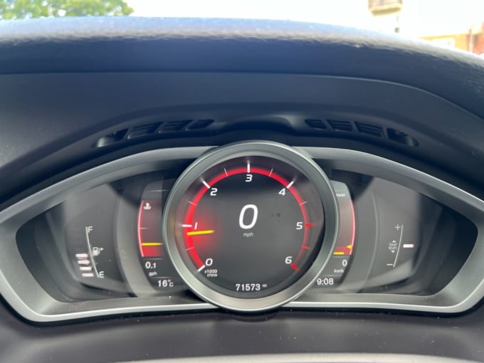 2025 Volvo V40