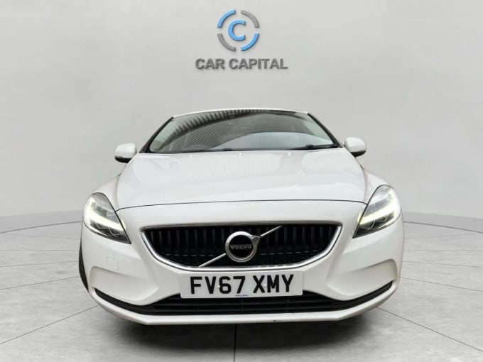 2025 Volvo V40