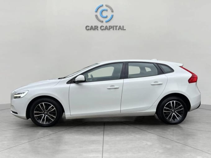 2025 Volvo V40