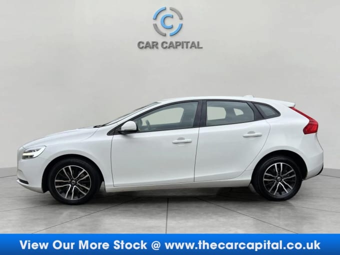 2025 Volvo V40