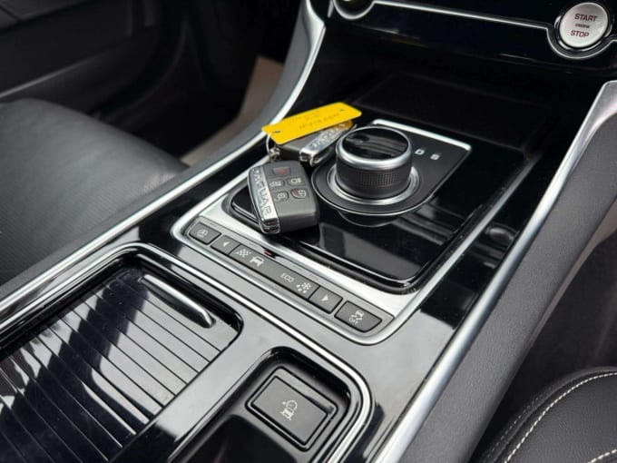 2025 Jaguar Xe