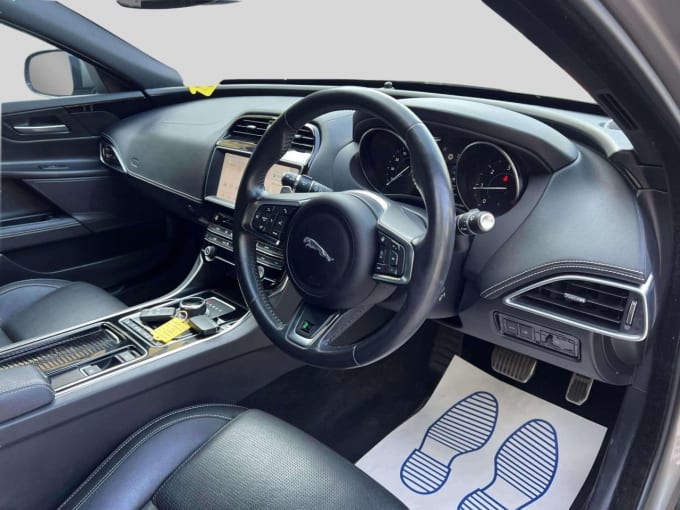 2025 Jaguar Xe