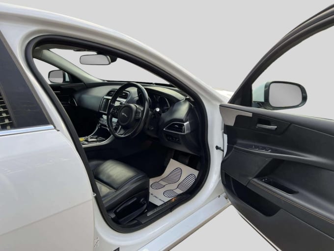 2025 Jaguar Xe