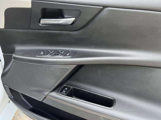 2025 Jaguar Xe