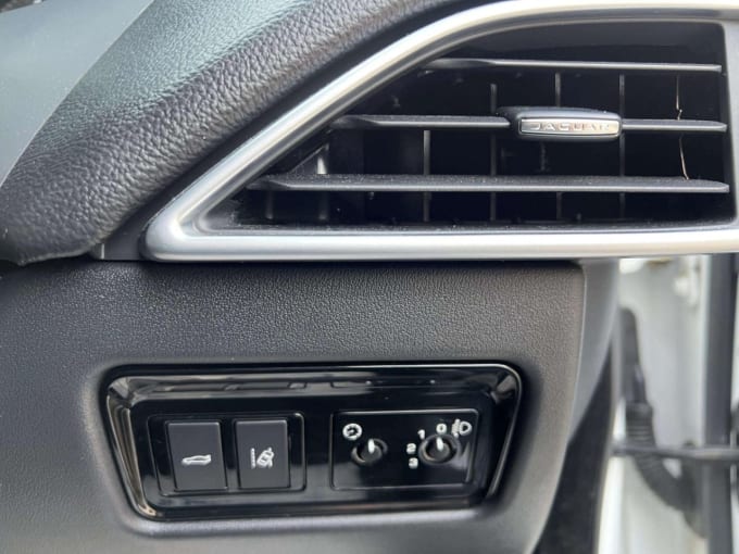 2025 Jaguar Xe
