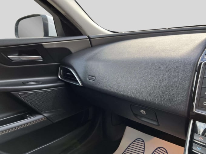 2025 Jaguar Xe