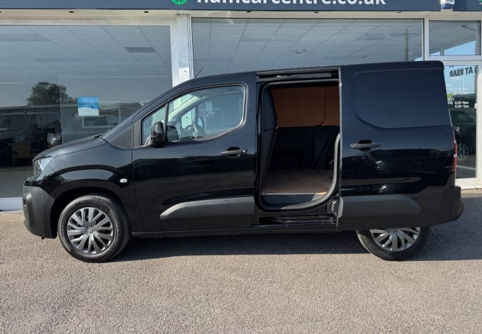 2025 Peugeot Partner