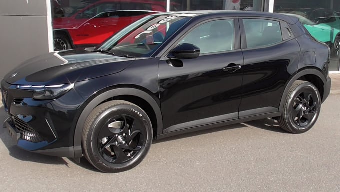 2025 Alfa Romeo Junior Ibrida