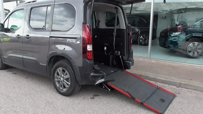 2025 Peugeot Rifter