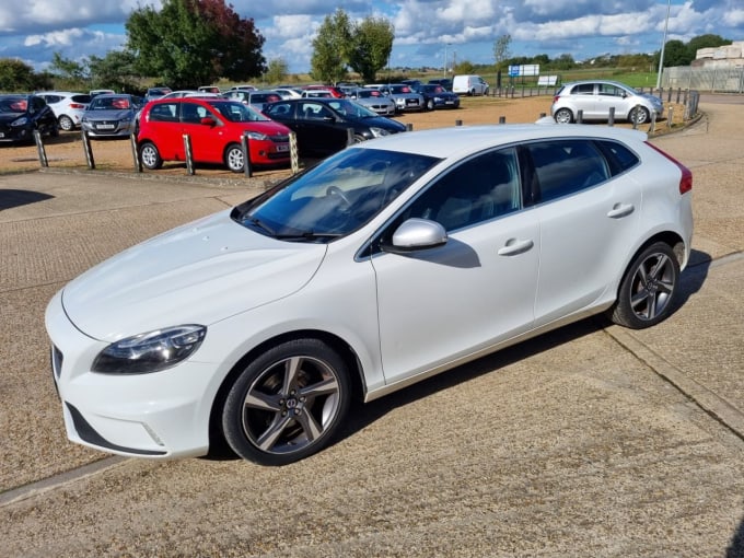 2024 Volvo V40