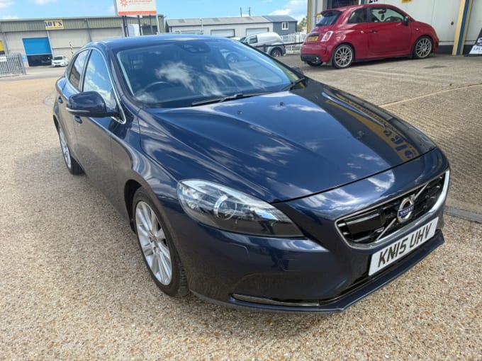2025 Volvo V40