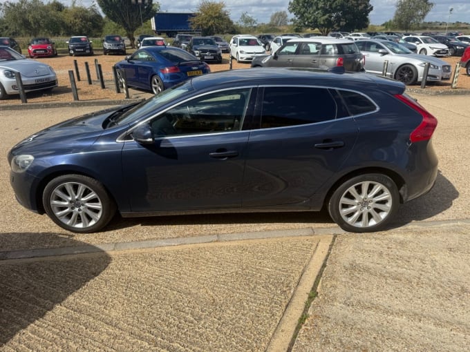2025 Volvo V40