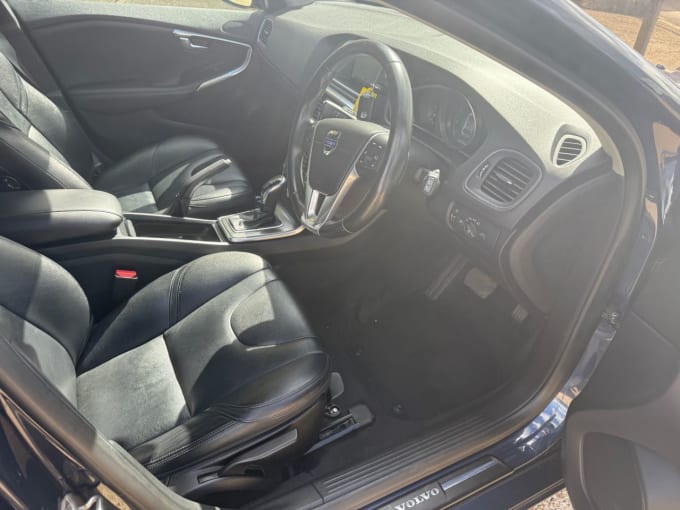 2025 Volvo V40