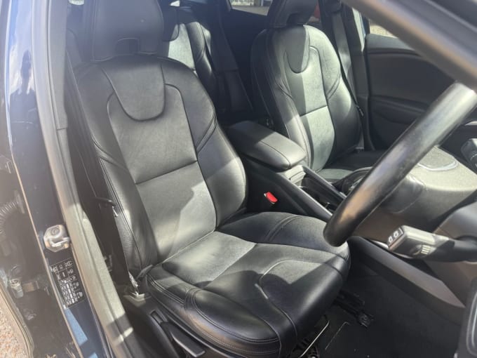 2025 Volvo V40