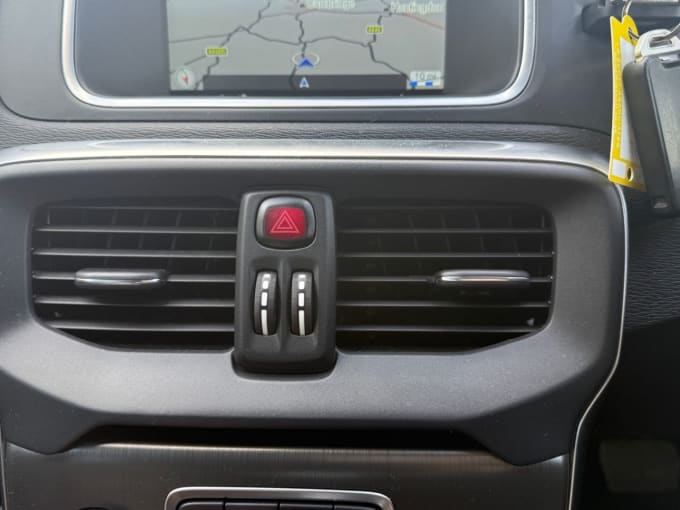 2025 Volvo V40