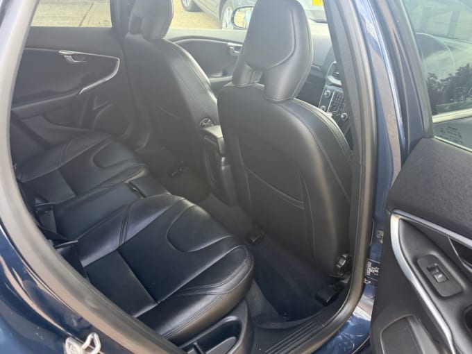 2025 Volvo V40
