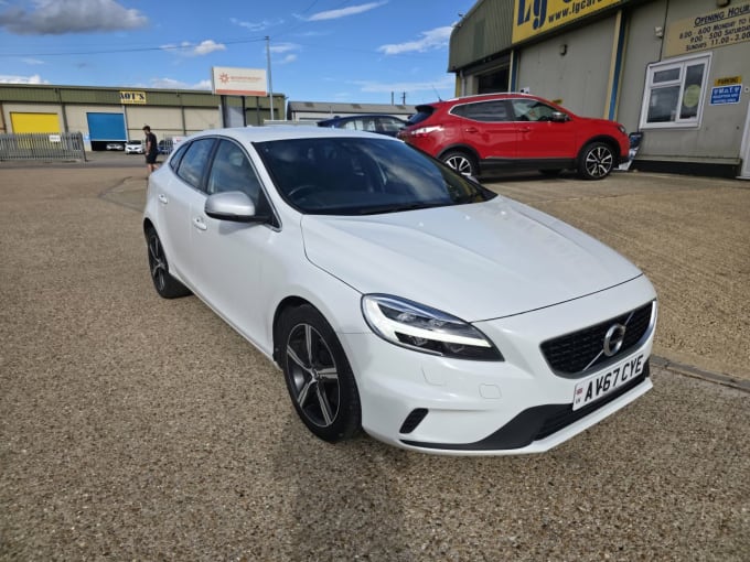 2025 Volvo V40