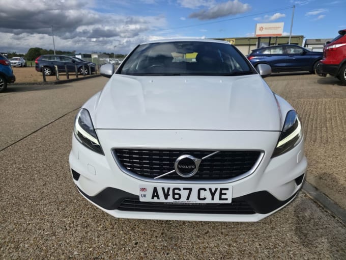 2025 Volvo V40