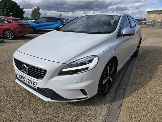 2025 Volvo V40