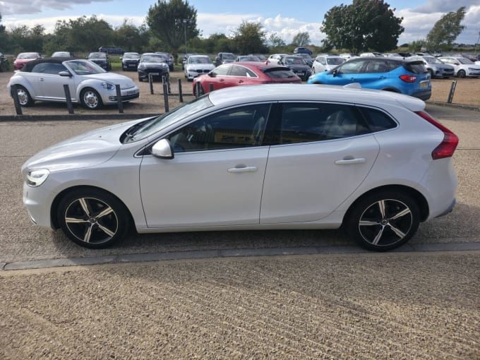 2025 Volvo V40