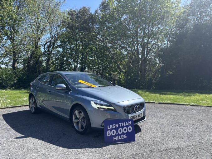2025 Volvo V40