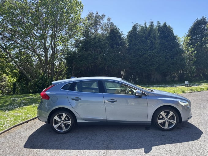 2025 Volvo V40
