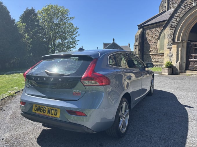 2025 Volvo V40