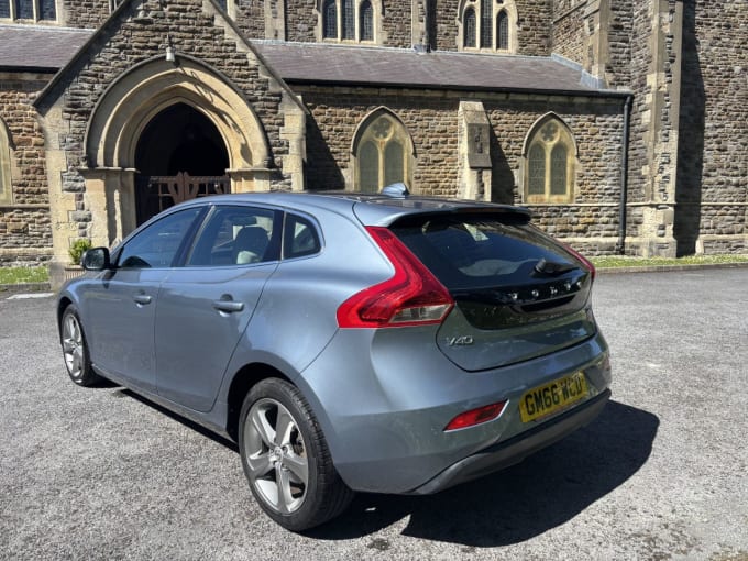 2025 Volvo V40
