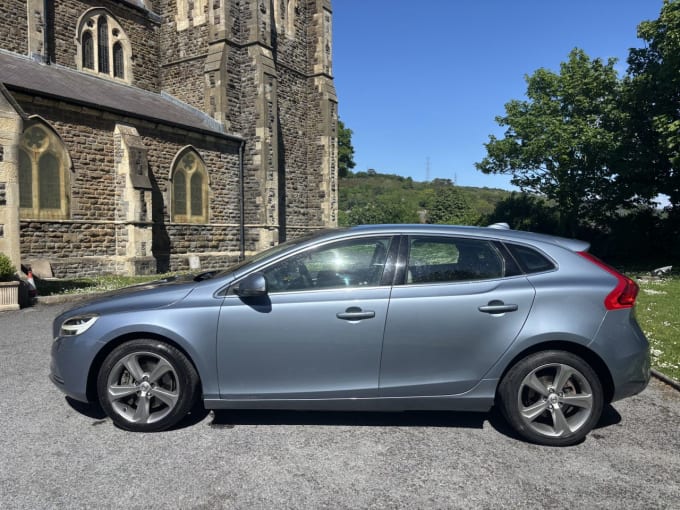2025 Volvo V40