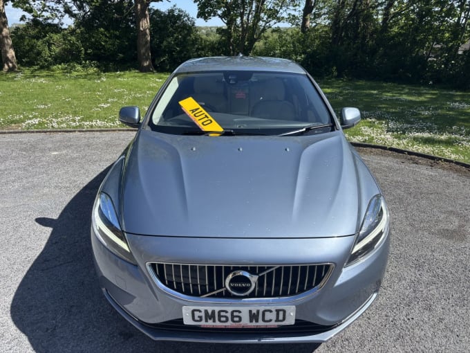 2025 Volvo V40