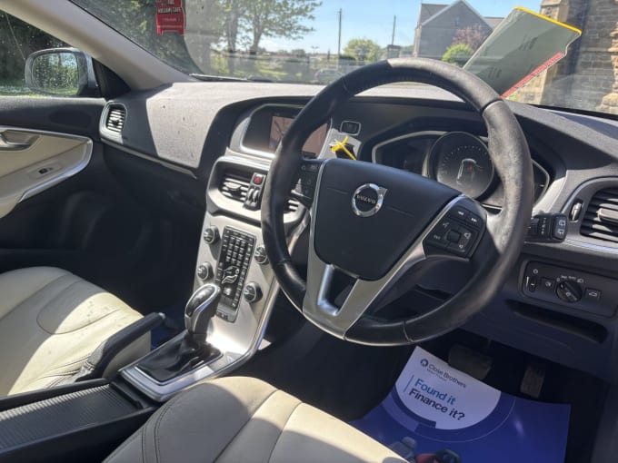 2025 Volvo V40