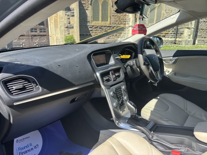 2025 Volvo V40