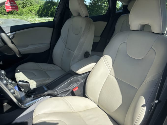 2025 Volvo V40