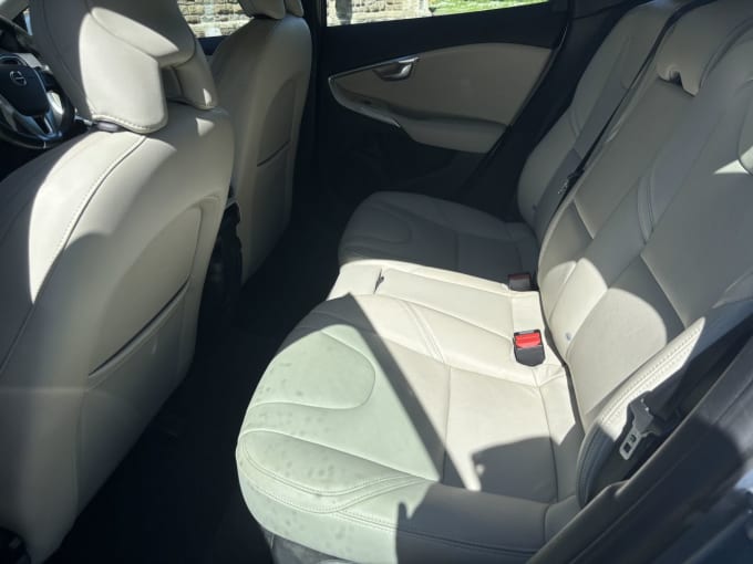 2025 Volvo V40