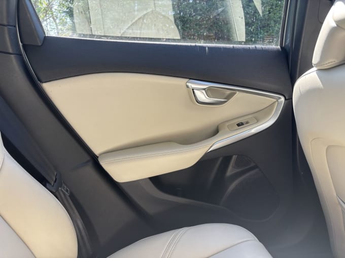 2025 Volvo V40