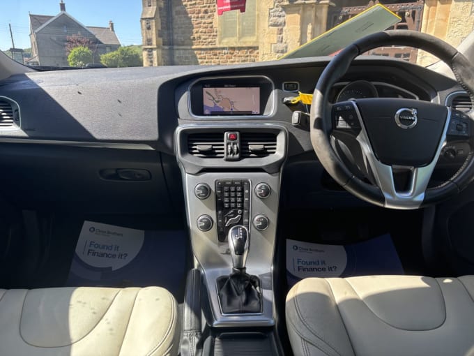 2025 Volvo V40