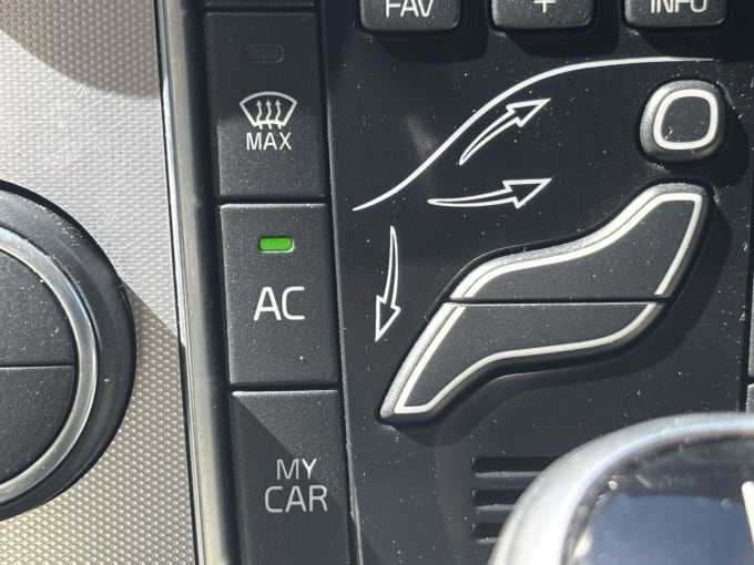 2025 Volvo V40