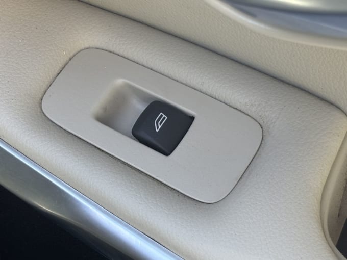 2025 Volvo V40
