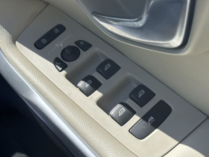 2025 Volvo V40