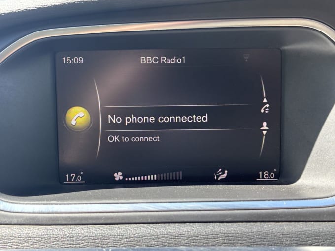2025 Volvo V40