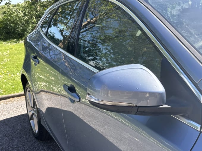 2025 Volvo V40
