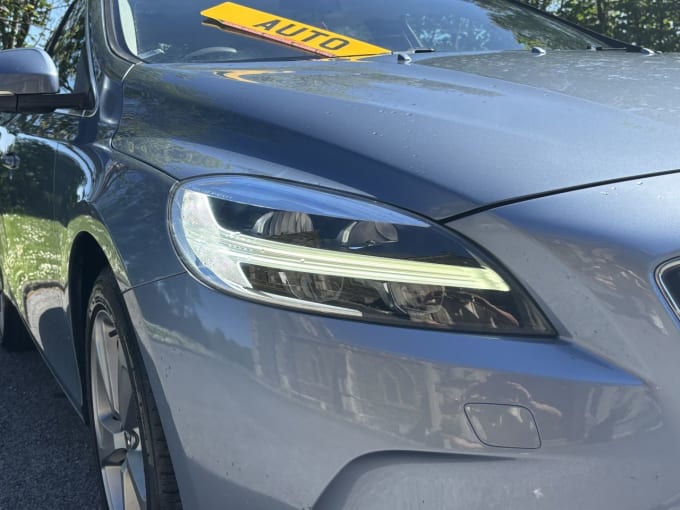 2025 Volvo V40