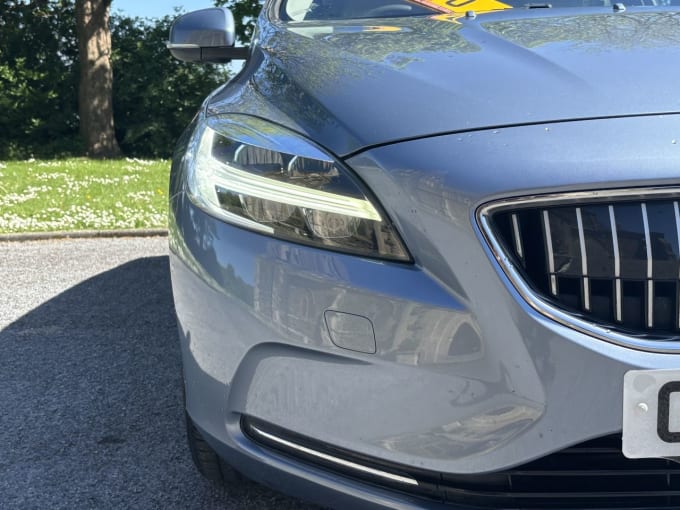 2025 Volvo V40
